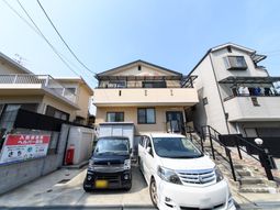 明るい外観の建物