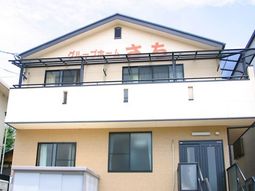 明るい日差しの建物外観