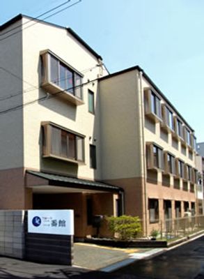 看板のある建物外観
