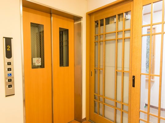 木目調のエレベーター