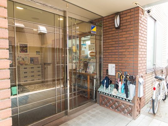 玄関前の自転車と傘立て