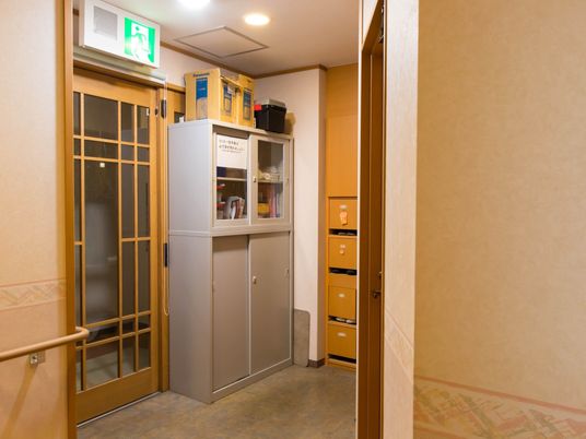 廊下と閲覧コーナー