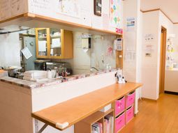 明るい食堂のカウンター