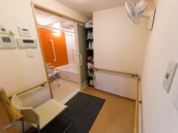 バリアフリーの浴室空間