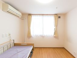 居室のベッドと窓