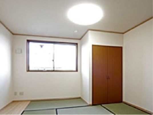 明るい洋室と和室の融合