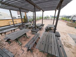 屋上テラスの憩いスペース