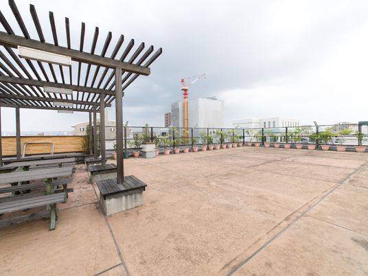 広々とした屋上の休憩スペース