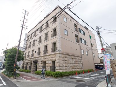 多階層の建物外観