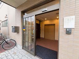 エントランスの明るい入口