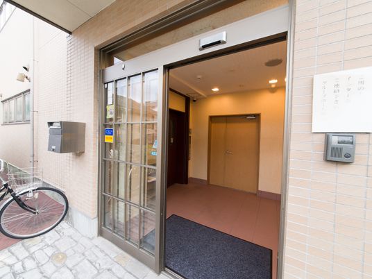 明るい施設のエントランス