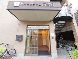 清潔感のある施設エントランス