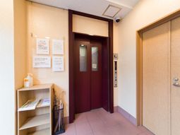 エレベーターと掲示物