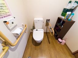 手すり付きのトイレ空間