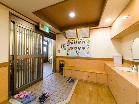 エントランスの明るい通路