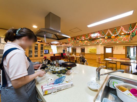 食事準備をするスタッフ