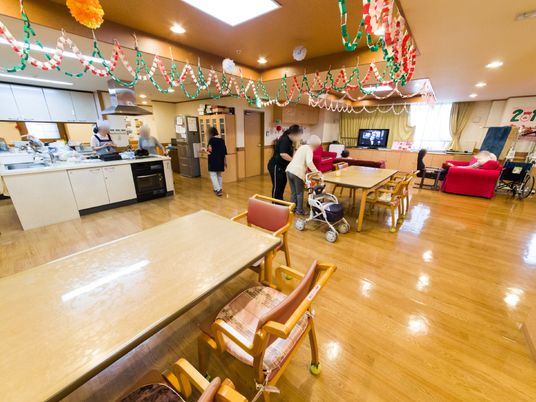 飾り付けされた広々とした食堂