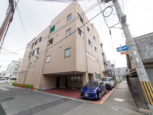 エントランスと建物外観