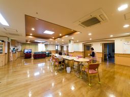 共用スペースでゆったり過ごす人々