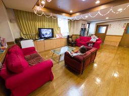 赤いソファのあるリビング