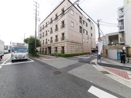 都会に佇む建物外観