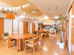 自然光が入るラウンジ