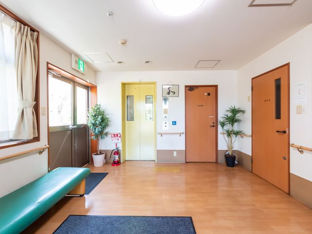 明るい廊下 廊下 自然光が差し込む明るいスペースです。出入口が広く、安全に配慮された空間になっています。