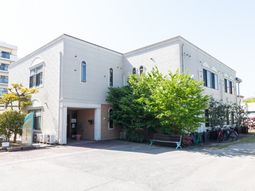 木々に囲まれた建物外観