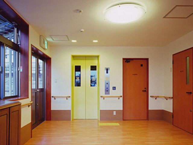 明るく広い廊下の一角 廊下 手入れが行き届いた広々とした廊下で、快適な職場環境をお約束します。一緒に働きませんか？