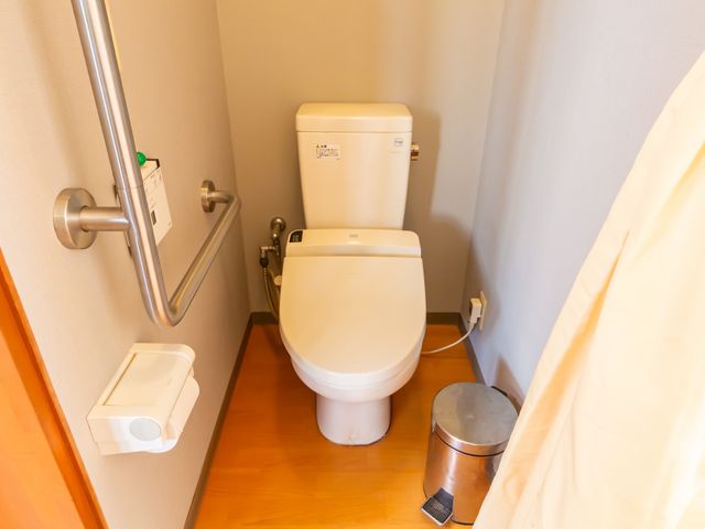 プライベートなトイレ空間 トイレ 落ち着いた雰囲気のトイレです。手すりが設置されており、安心してご利用いただけます。