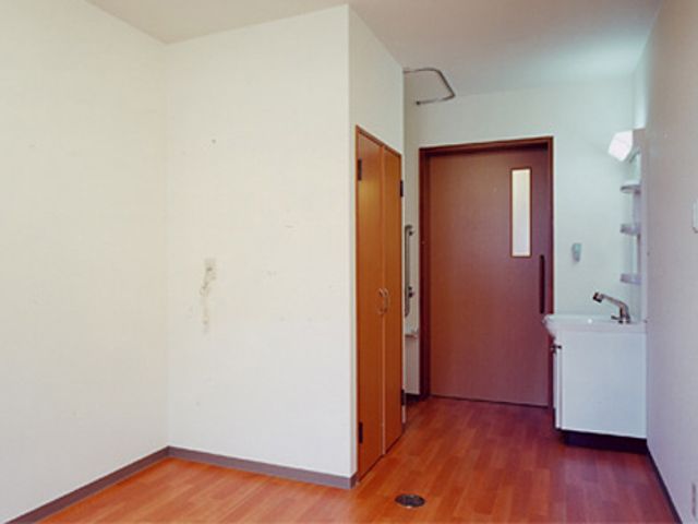 居心地の良い居室 居室 明るく快適な居室で、職員一人ひとりが入居者さまのサポートにあたっております。