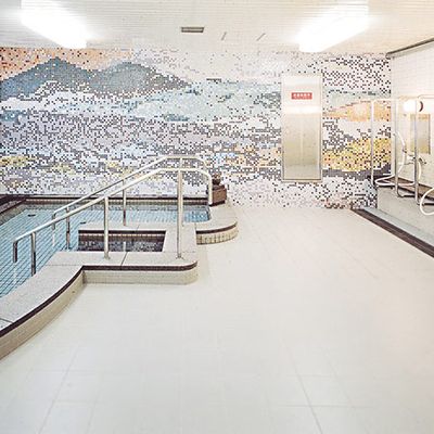 白い広々とした浴室