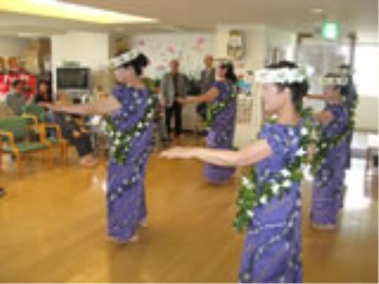 浴衣姿の人々の活動
