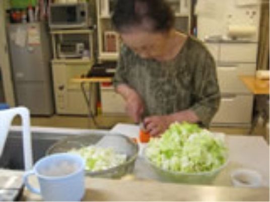 料理をする高齢の女性