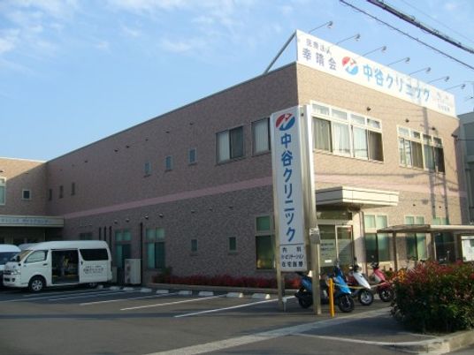 明るい日差しの施設外観