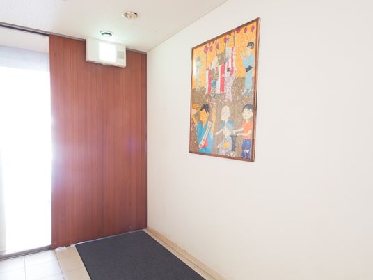 木目調のドアと壁画