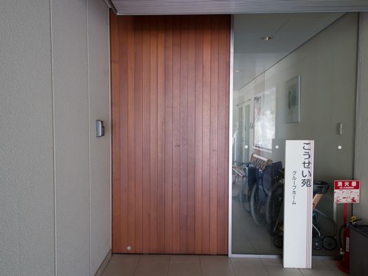 木目調のスタイリッシュなエントランス
