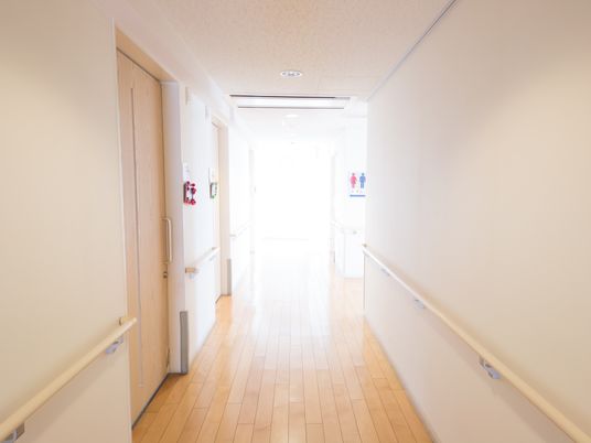 手すり付き明るい廊下