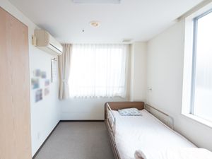 明るい個室の居室空間