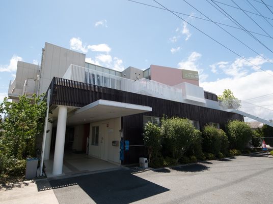 モダンな建物のエントランス