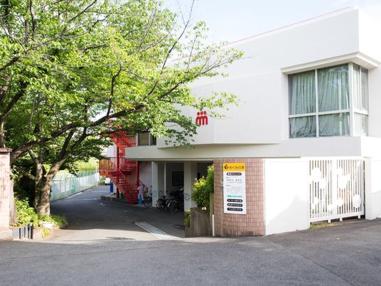 緑豊かな建物外観
