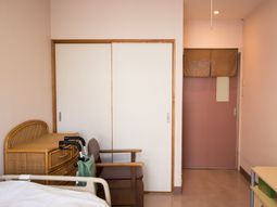 シンプルな居室の様子