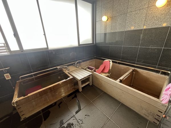 落ち着いた雰囲気の浴室