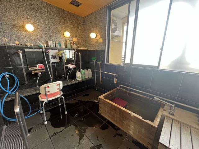 窓のある浴室 浴室 自然光が差し込む明るい空間です。入浴用の椅子があり、安全で快適な利用が可能です。