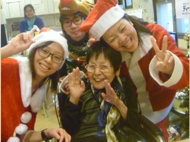 楽しそうなスタッフと入居者 スタッフイメージ 楽しい雰囲気の中で、スタッフや入居者の笑顔が見られる職場です。