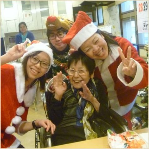 楽しそうなスタッフと入居者 スタッフイメージ 楽しい雰囲気の中で、スタッフや入居者の笑顔が見られる職場です。