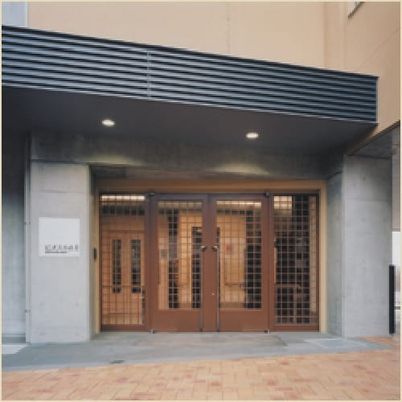 入口が見える建物外観