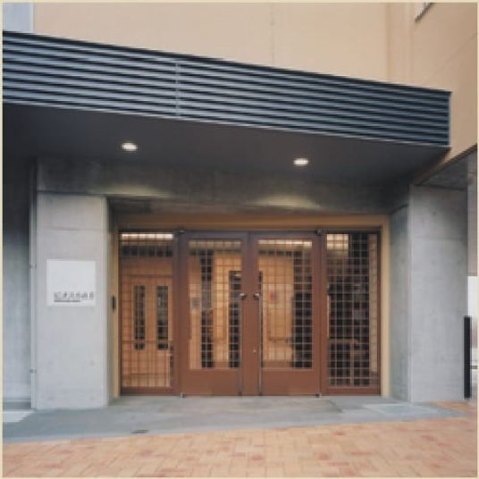 入口が見える建物外観