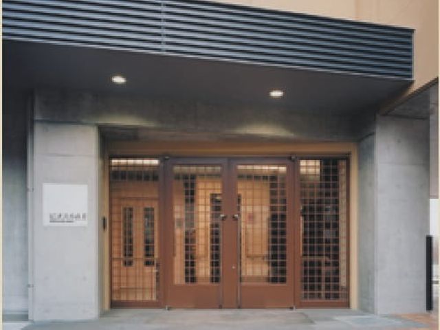 入口が見える建物外観 外観 建物の入口は広く、明るい印象です。エントランスはシンプルで清潔感があります。