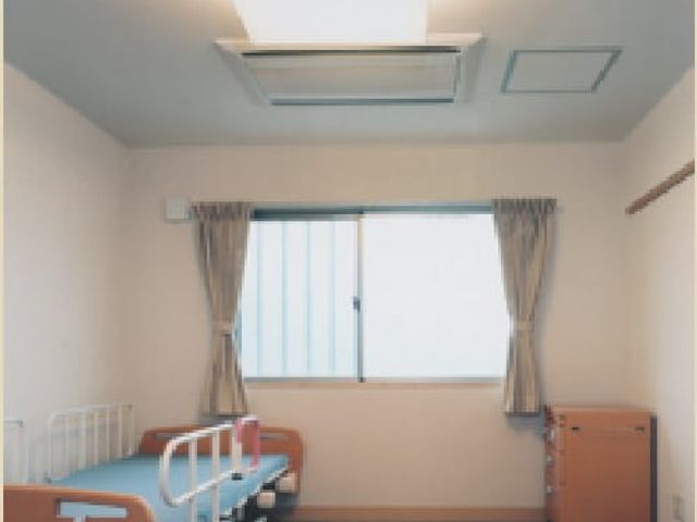 窓のある居室 居室 窓から差し込む自然光が心地よく、清潔感のある空間です。快適に過ごせる設備が整っています。